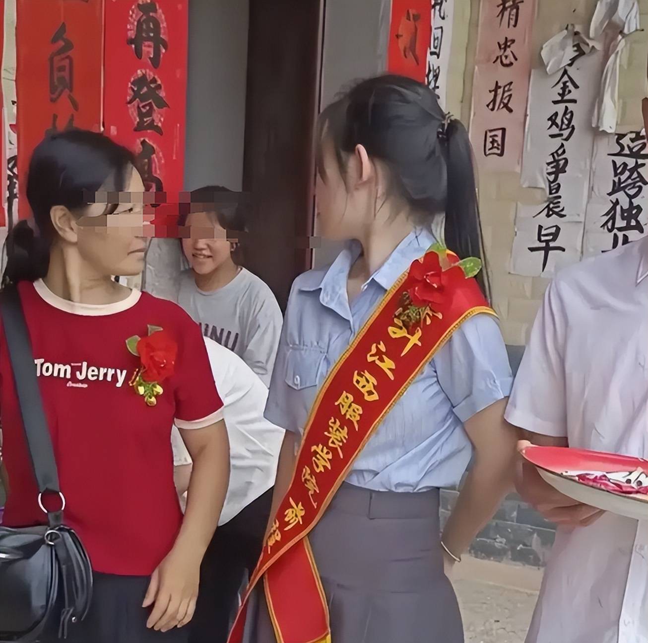 《一根扁担挑出全网泪目：桂林农村女孩的高考谢幕式》